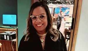 Adriana Belém celebra aniversário rodeada de amigos 