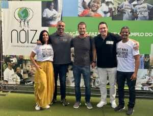 Marcelo Serrado visita Ong na Cidade de Deus