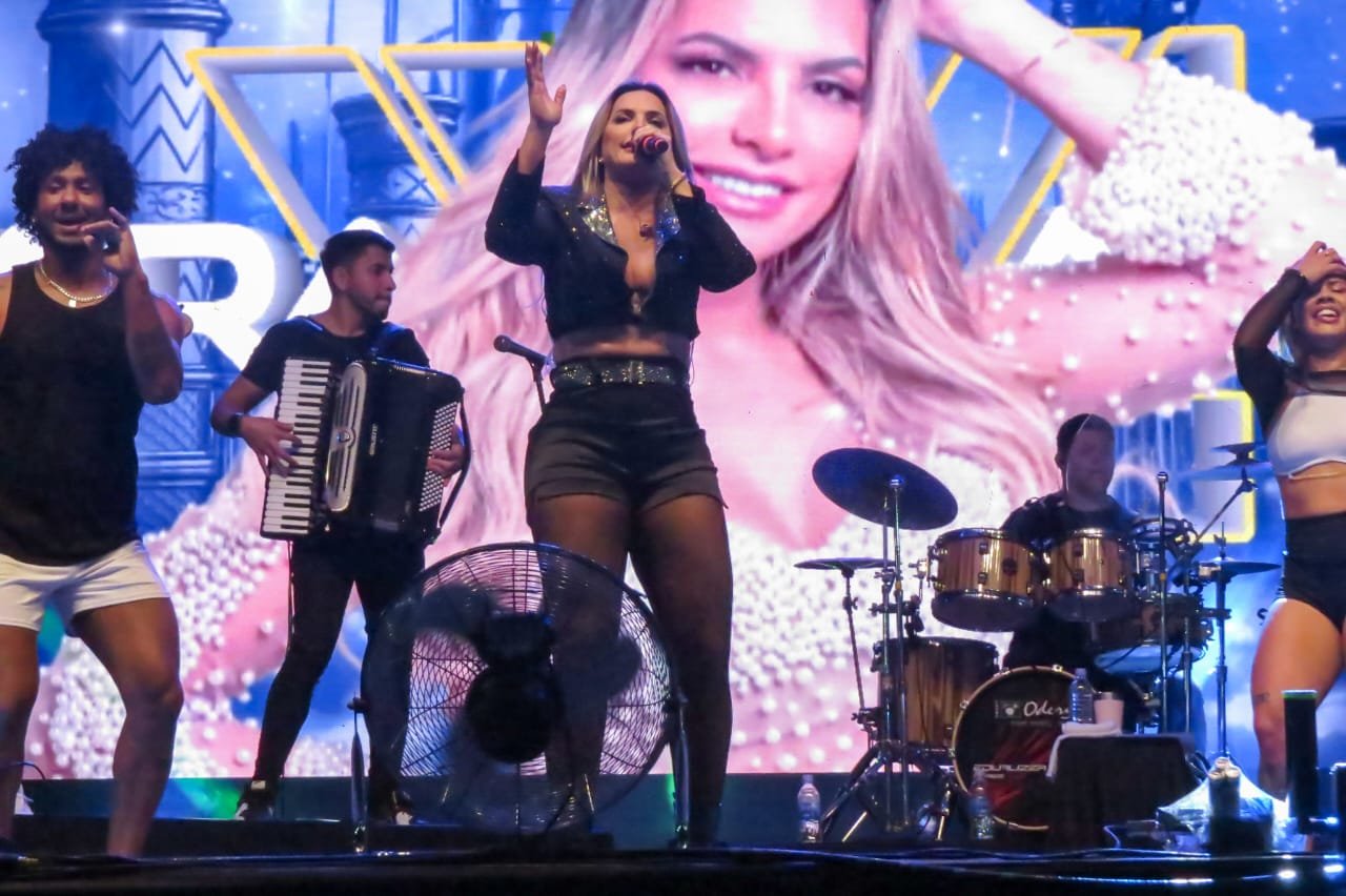 Belo leva público ao delírio em Arraiá de Duque de Caxias 19 Yara Vellasco / Fotos Marlucia Ribeiro