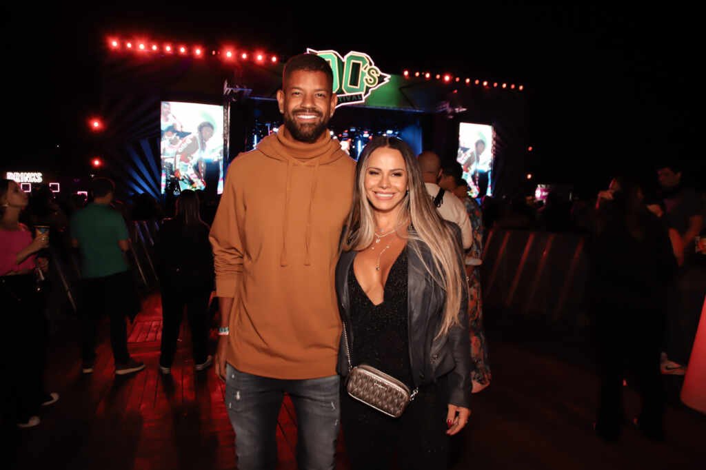 Viviane Araújo e Guilherme Militão em clima de romance no 90’s Festival no Rio de Janeiro Viviane Araújo e Guilherme Militão em clima de romance no 90's Festival no Rio de Janeiro