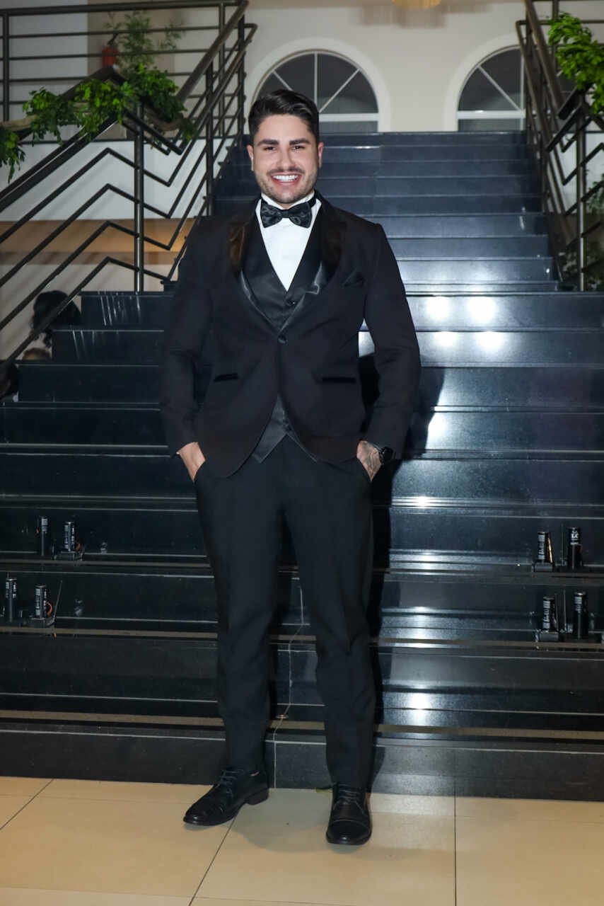 Influenciador Lucas Souza surpreende fãs ao aparecer em festa de 15 anos