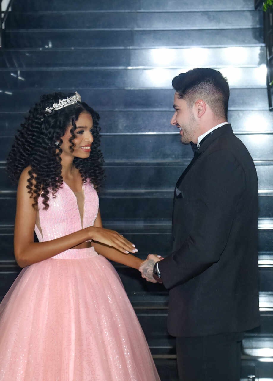Influenciador Lucas Souza surpreende fãs ao aparecer em festa de 15 anos