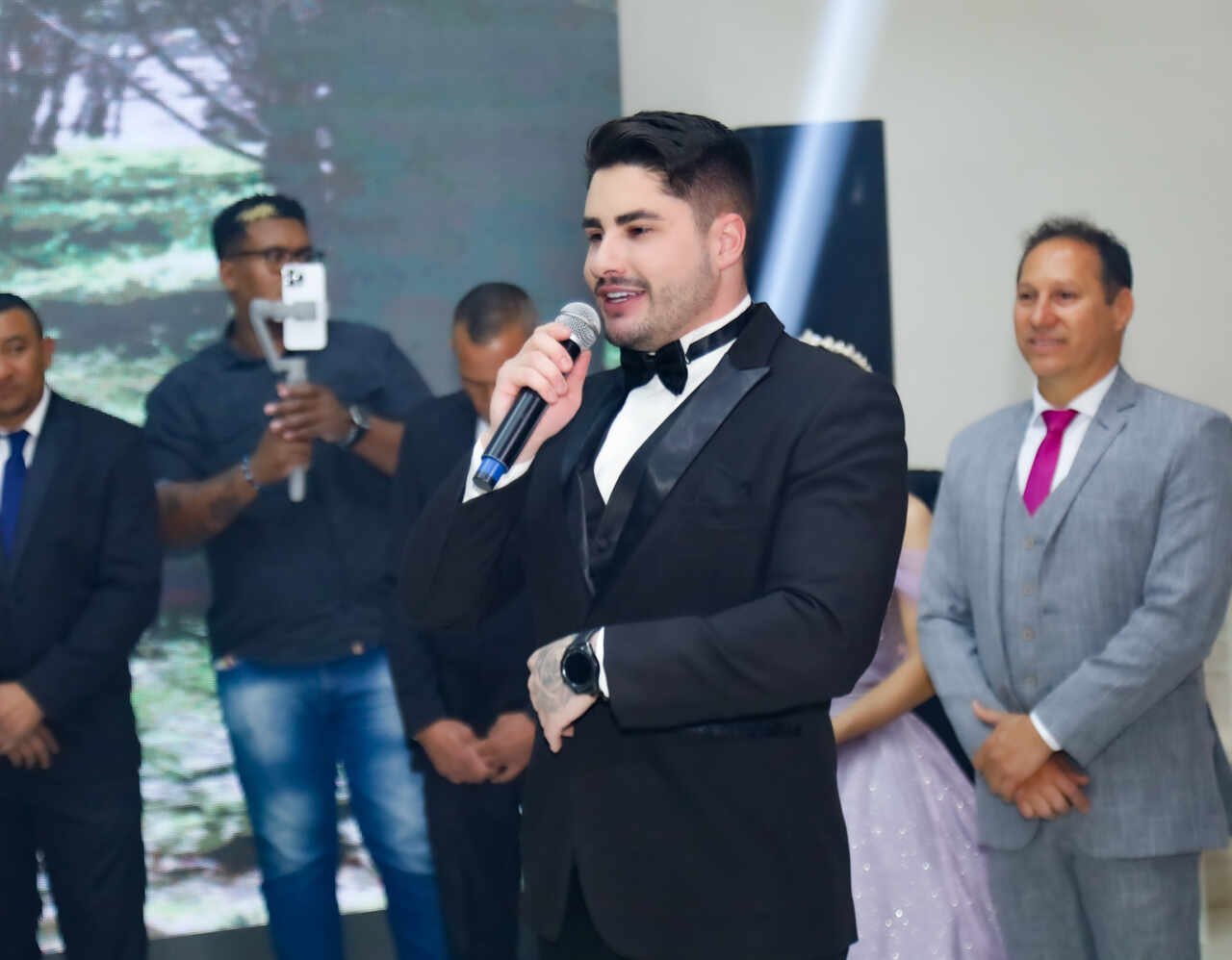 Influenciador Lucas Souza surpreende fãs ao aparecer em festa de 15 anos