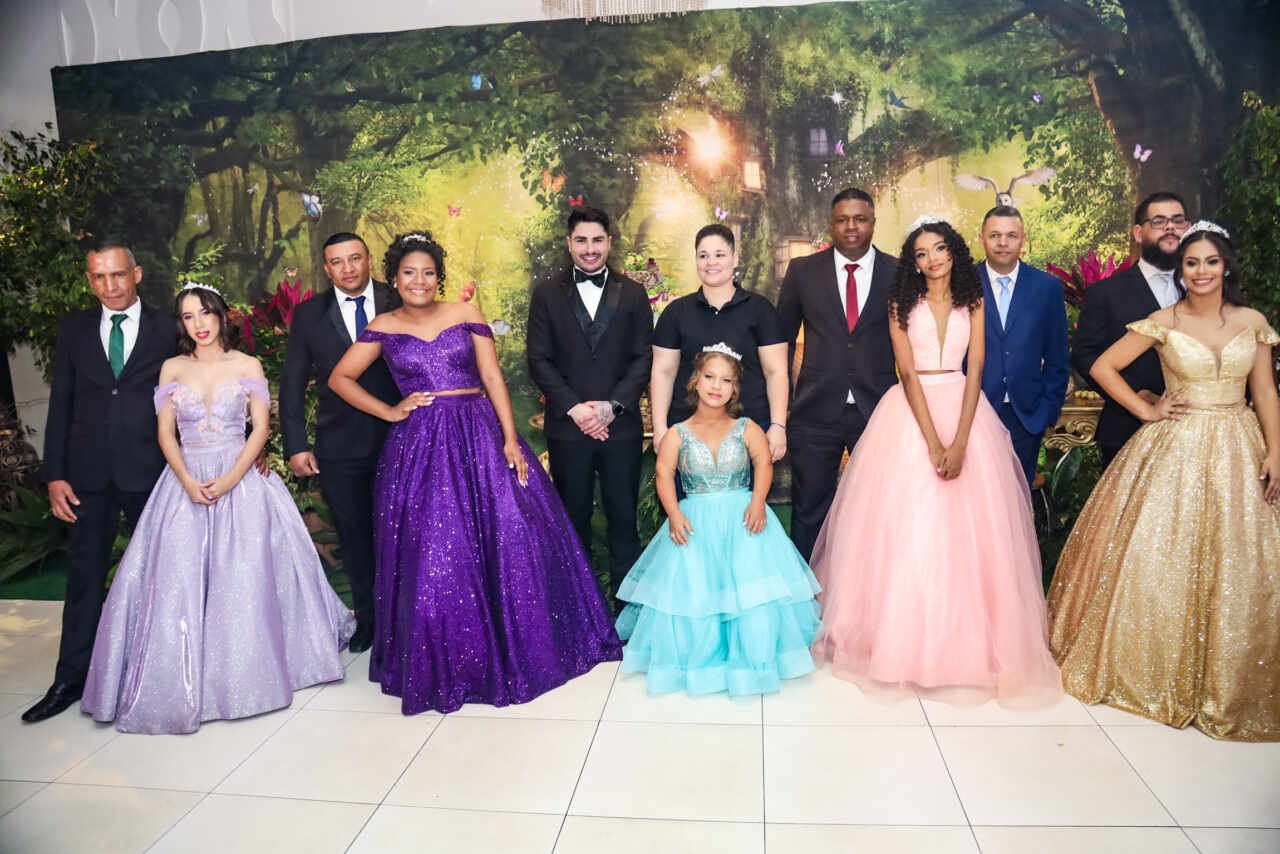 Influenciador Lucas Souza surpreende fãs ao aparecer em festa de 15 anos