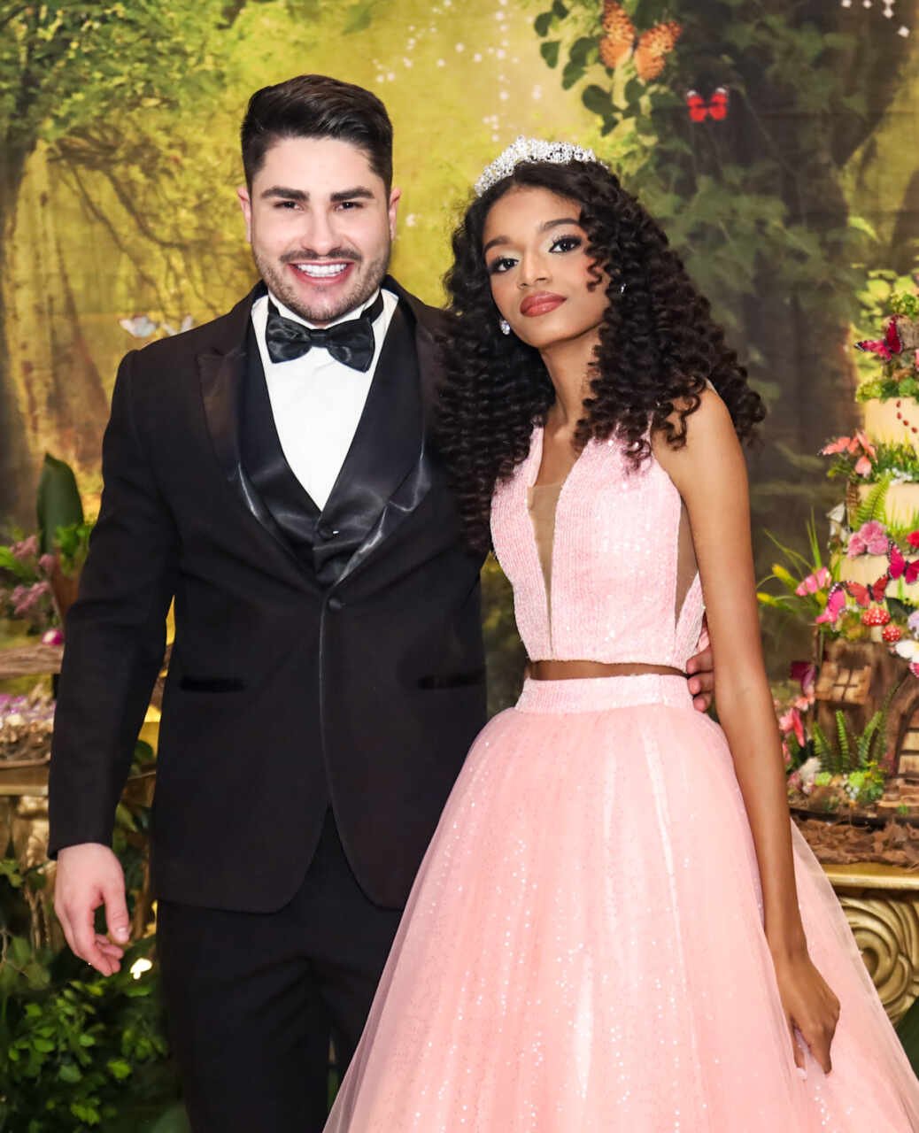 Influenciador Lucas Souza surpreende fãs ao aparecer em festa de 15 anos