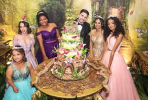 Influenciador Lucas Souza surpreende fãs ao aparecer em festa de 15 anos