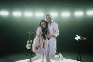 Fernanda Tomadon lança feat inédito com Vitória Souza na gravação de seu primeiro DVD 