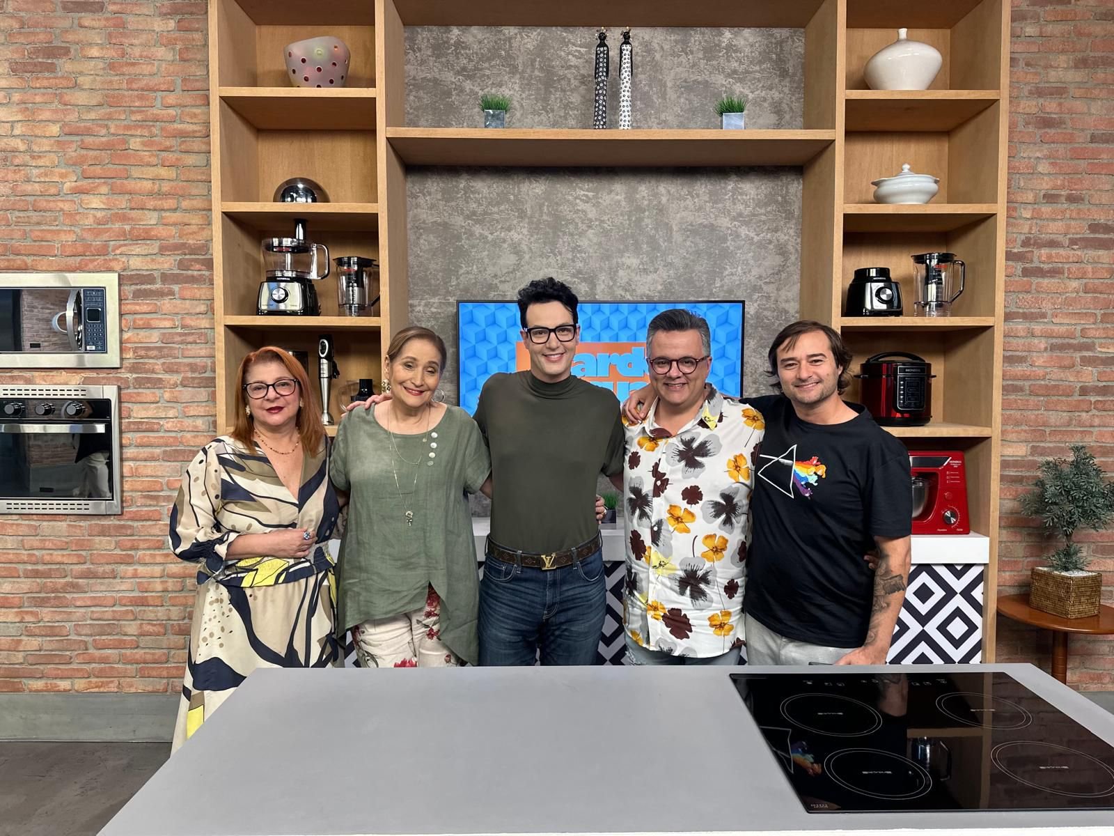 Gustavo de Noronha visita os estúdios do programa "A Tarde é Sua" da Rede TV! com Sonia Abrão 18 Gustavo de Noronha os estúdios do programa