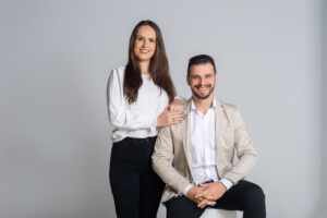 Família unida e feliz alavanca o empreendedorismo e, no tempo vago, viajam como influencers