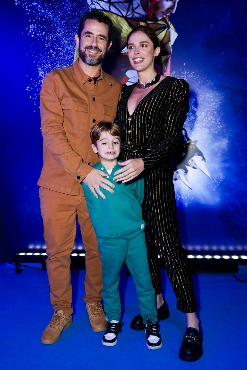 Exuberante, Paolla Oliveira leva afilhados ao Cirque du Soleil