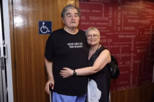 Otávio Augusto faz aparição pública com a esposa, Cristina Mullins