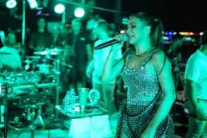 Segunda noite de Fortal tem shows de Claudia Leitte vestida de Mumia, Henri Freitas entre outros