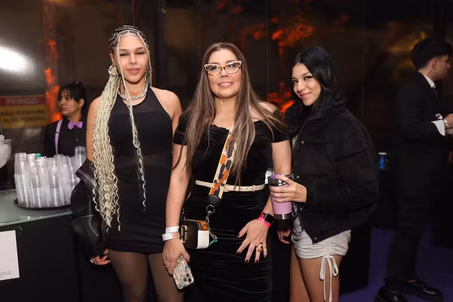 Simony faz aparição rara com as filhas e fala de ‘pé no freio’ após câncer Simony faz aparição rara com as filhas e fala de 'pé no freio' após câncer