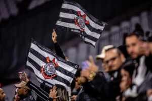 Fiel faz festa após vitória do Corinthians sobre o Criciúma no Brasileirão