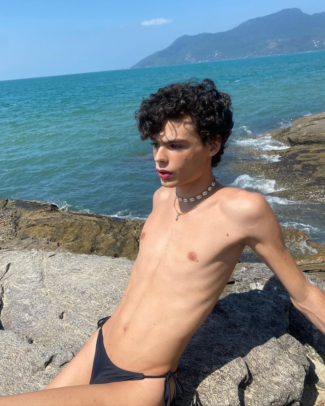 De biquíni fio-dental, filho de Luiza Tomé aproveita dia de praia 19