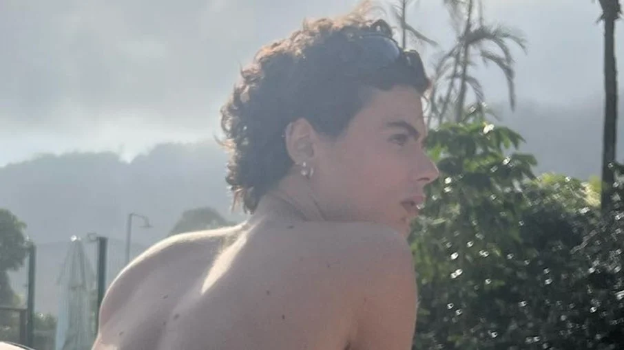 De biquíni fio-dental, filho de Luiza Tomé aproveita dia de praia De biquíni fio-dental, filho de Luiza Tomé aproveita dia de praia