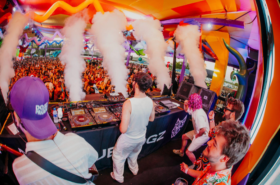 Dubdogz e Rooftime se unem para o lançamento de “Golden Summer”, single que abre espaço para o verão 17 Captura de Tela 2024 08 09 as 12.40.48