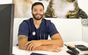Candidato a vereador Gustavo Barreiro é acusado de exercer ilegalmente a profissão de veterinário em Barueri e pode ir preso