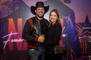 Com bolsa grifada, Biah Rodrigues prestigia o marido Sorocaba na estreia do projeto “NASH” em SP