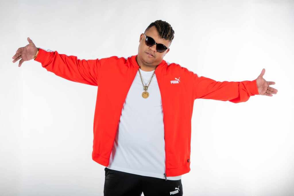 Afilhado de Catra, MC Delux anuncia sexta turnê pela Europa