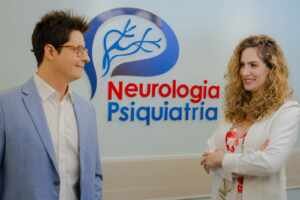 Casal de neurologista e psiquiatra, influencers em saúde, viraliza na internet com dicas essenciais