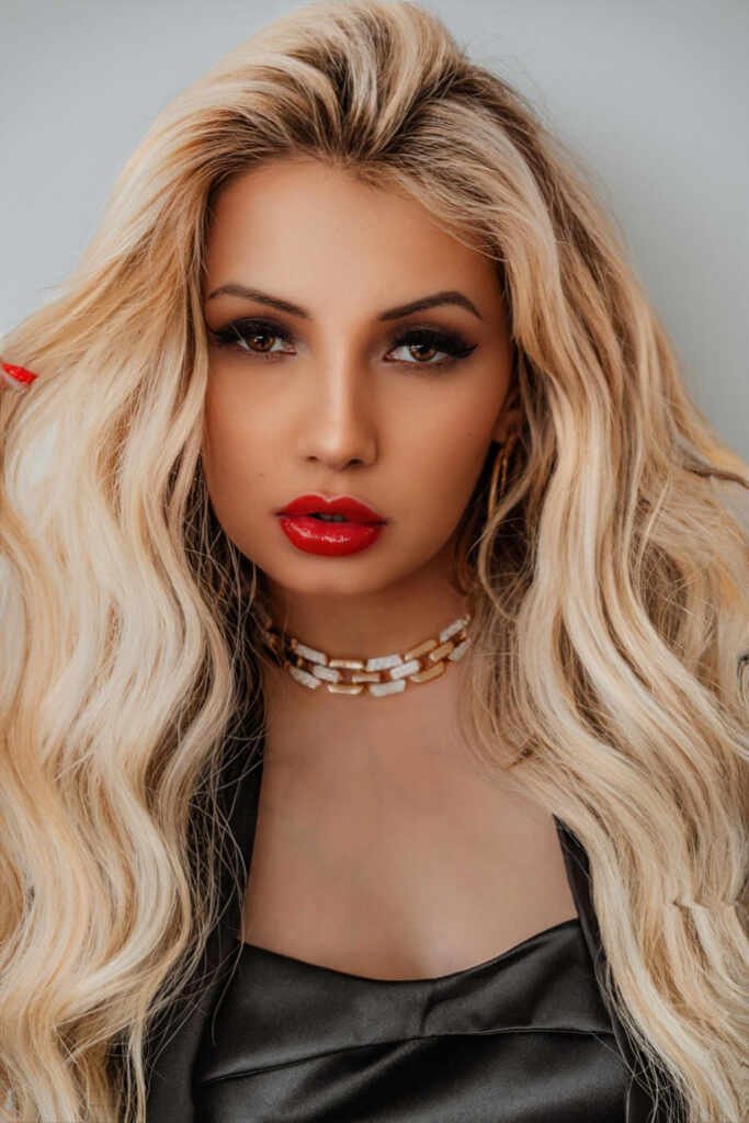 Chaline Grazik, a vidente das estrelas, lança sua autobiografia em Florianópolis