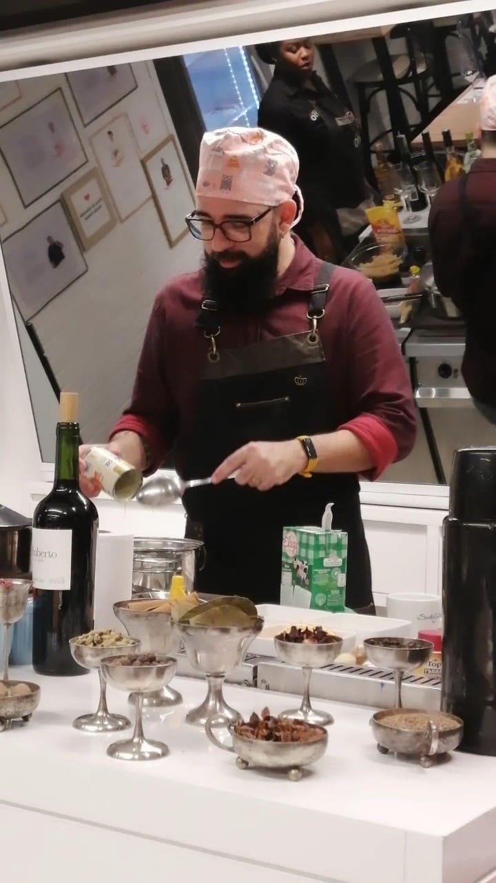 Rafael Brunhosa em um workshop, planejando seus próximos projetos gastronômicos.