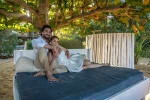 Ex-BBB Amanda Gontijo e o noivo Danilo Monteiro, curtem Trancoso, na Bahia, onde irão casar ainda este ano