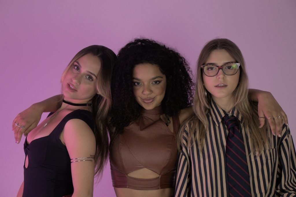 "Laura Castro" e "BFF Girls" entram em nova fase com single impactante; confira! 17 "Laura Castro" e "BFF Girls" entram em nova fase com single impactante; confira!