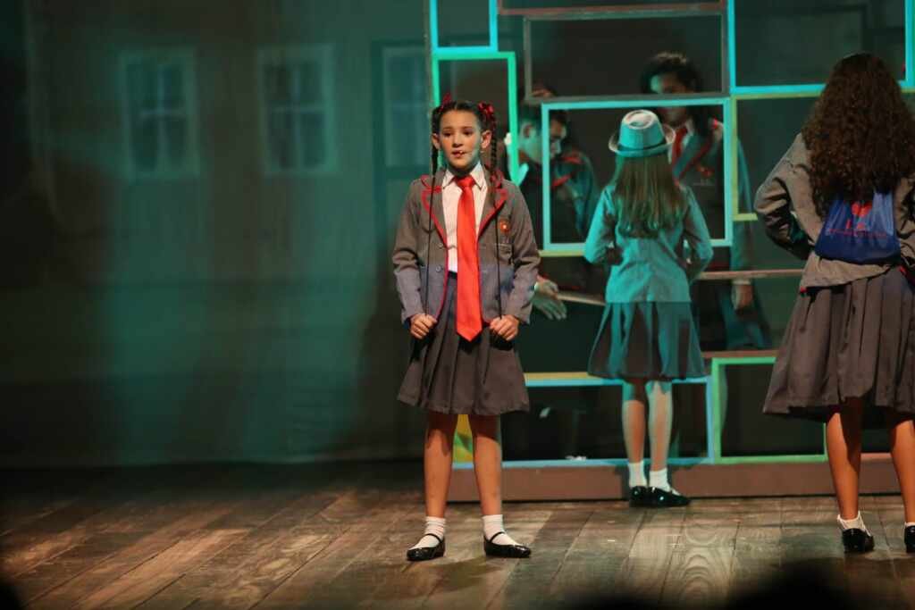 De Fernando de Noronha para o mundo: Maria Clara Robles brilha em sua estreia no Musical "Matilda"