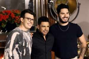 Anderson e Matheus recebem Zezé Di Camargo em noite gelada para gravação de clipe em SP