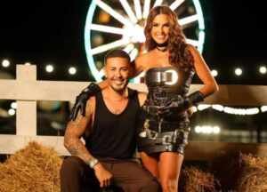 Deborah Secco ousa com vestido inusitado feito de cintos em rancho de Carlinhos Maia