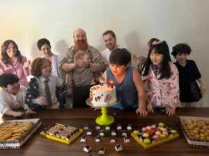 Theo Radicchi celebra seus 10 Anos com elenco de “A Caverna Encantada” em meio ao legado de alegria do SBT
