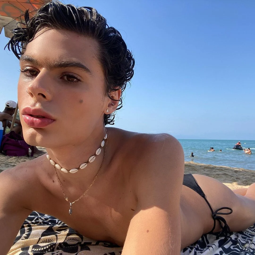 De biquíni fio-dental, filho de Luiza Tomé aproveita dia de praia 20