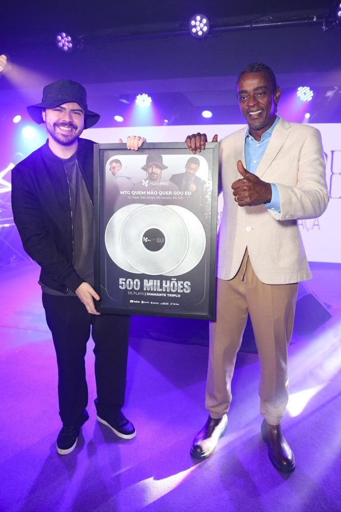 Seu Jorge e DJ Topo recebem certificado de diamante triplo pelo sucesso de "MTG Quem Não Quer Sou Eu" 17 Fotos: Lucas Ramos / Brazil News