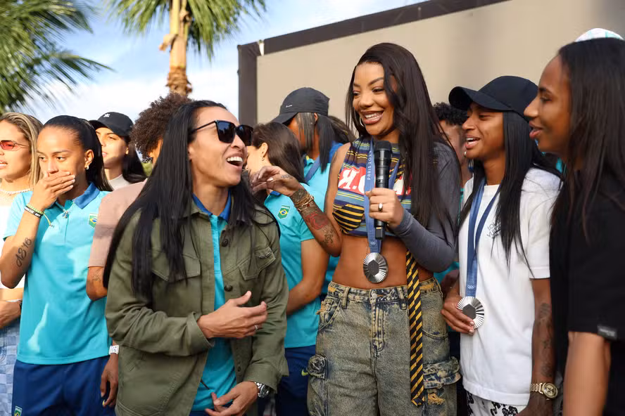 Após prata nas Olimpíadas, Seleção feminina exibe medalhas em evento com Ludmilla