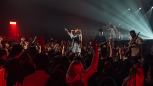 Em alta nos streamings e redes sociais, Mari Borges lança “Eu tenho um Deus”
