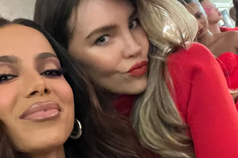 Anitta ajuda a cantora Belinda após queda durante desfile em Paris 17 Anitta ajuda a cantora Belinda após queda durante desfile em Paris