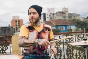 Baterista faz versão pop rock de música de Maiara e Maraísa e recebe elogio de cantora