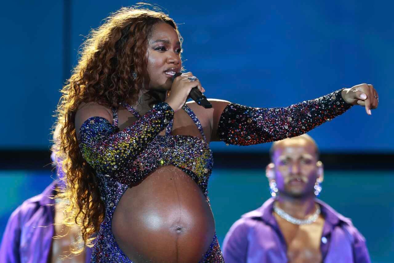 Iza segue os passos de Rihanna e faz show de barrigão no Rock in Rio