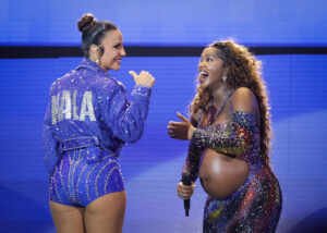 Ivete Sangalo surpreende Iza com jaqueta em homenagem à Nala no Rock in RJ