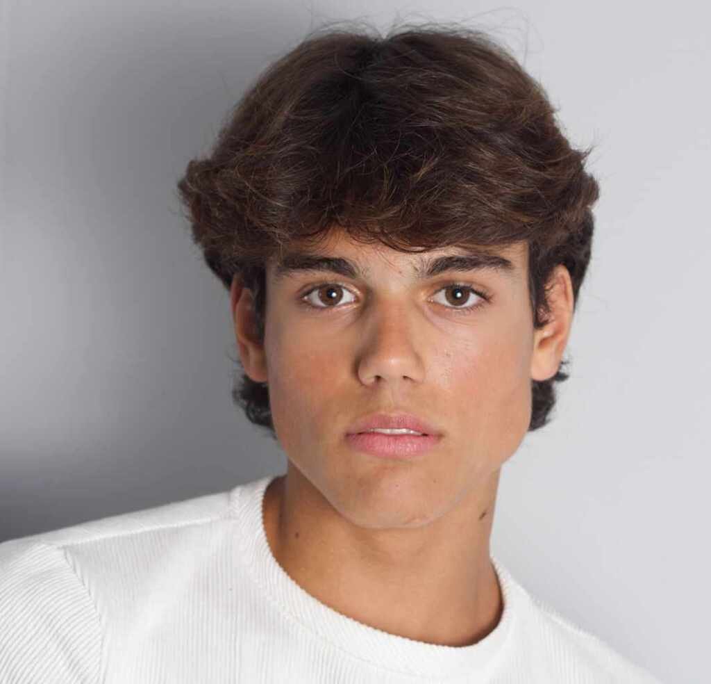 Conheça Arthur Ribeiro: O jovem artista talentoso e lindo que conquista palcos e passarelas