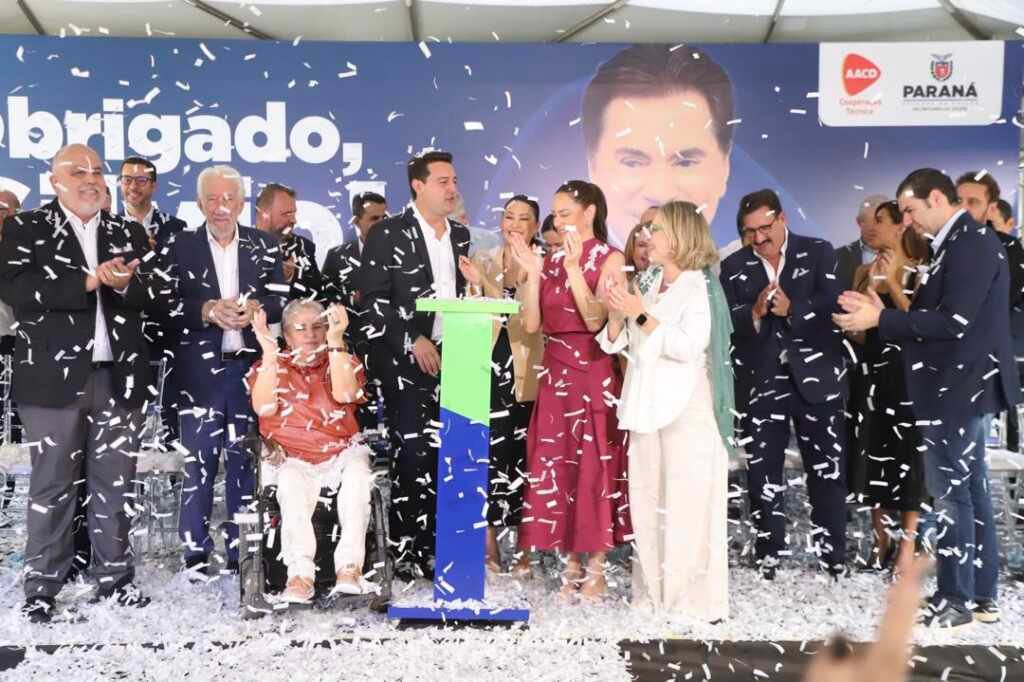 Ao lado da irmã Cinthia, Silvia Abravanel vai a Curitiba para anúncio de hospital que homenageia legado do pai