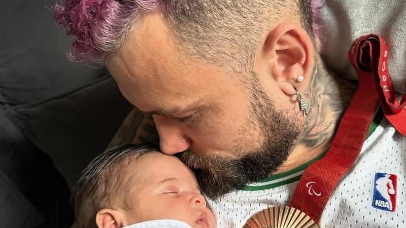 Ex-BBB e medalhista Vinicius Rodrigues anuncia nascimento da filha, Olivia