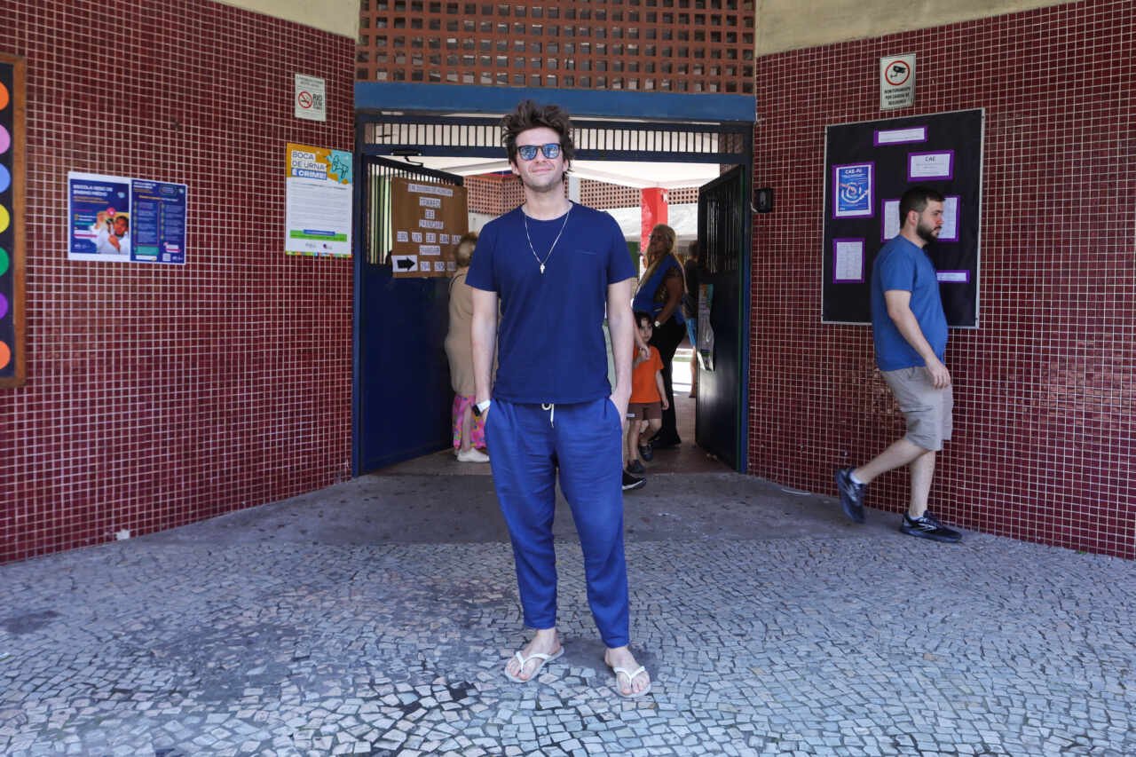Glória Pires, Bruna Marquezine entre outros famosos votam no 1º turno das eleições 2024 26 Glória Pires, Bruna Marquezine entre outros famosos votam no 1º turno das eleições 2024