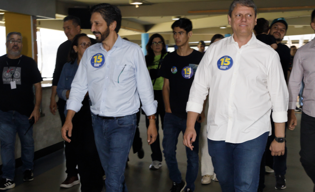 Ricardo Nunes e Tarcísio de Freitas votam juntos neste domingo (6)