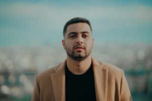 Gabriel Brito lança projeto audiovisual na Europa com mensagem de superação e esperança