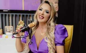 Apresentadora Andromeda Rosa é homenageada no evento Fama e destaque Awards 2024
