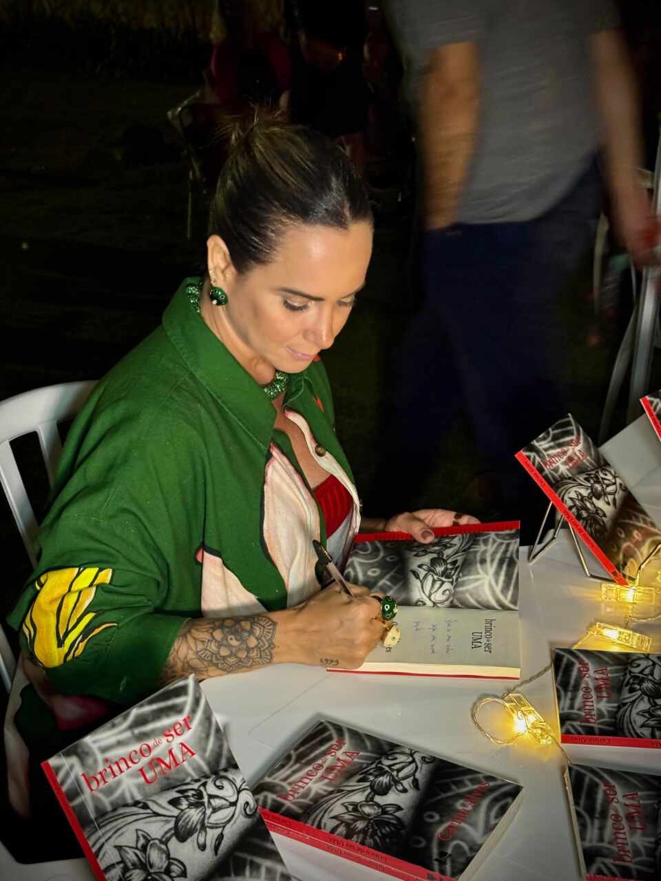 Carina Alves encanta o público na FLIP 2024 com poesia e sessão de autógrafos 19 IMG 20241015 WA00941 scaled