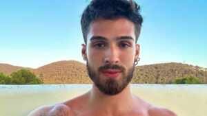 João Guilherme revela aprendizado em namoro com atriz 6 anos mais velha